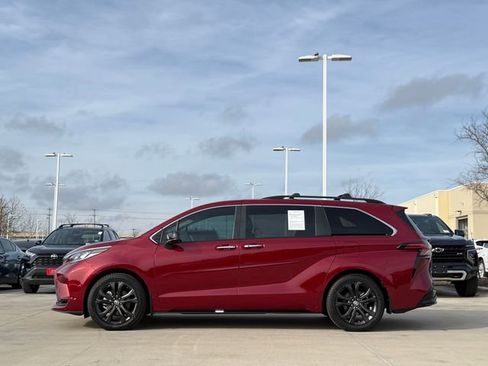 Used 2024 Toyota Sienna XSE image 5