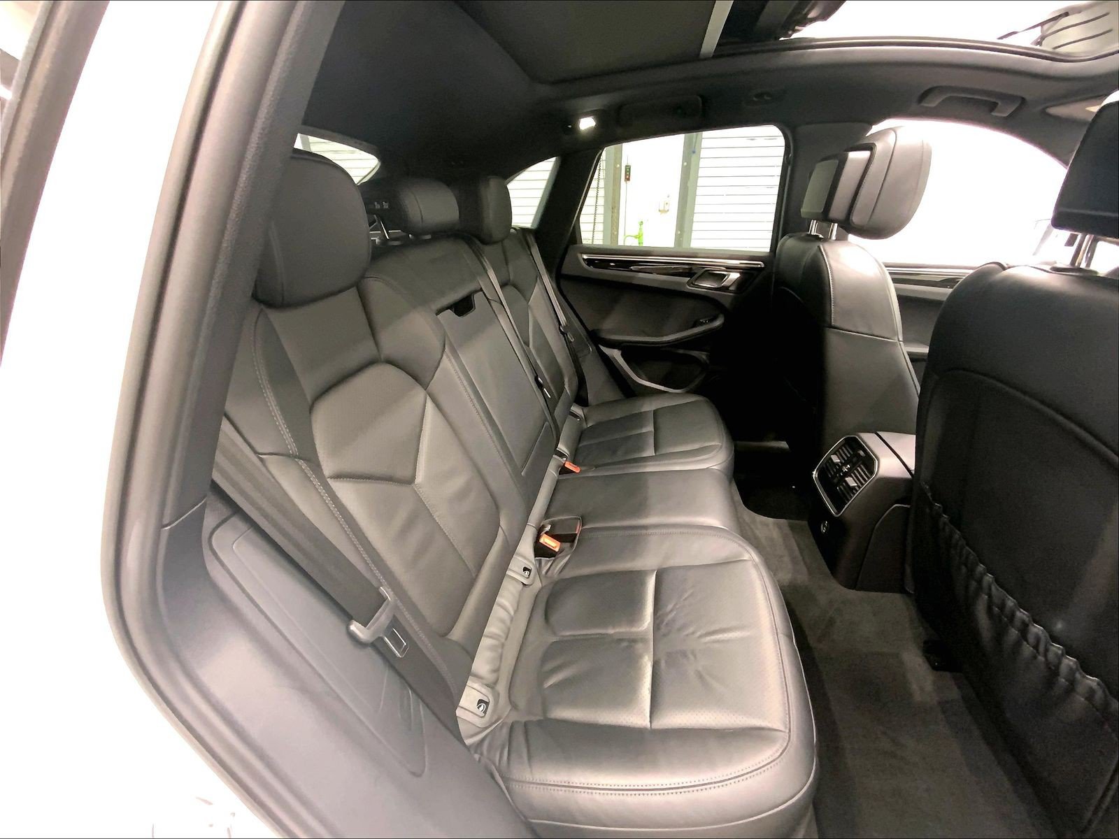 Certified 2023 Porsche Macan AWD/4WD image 22