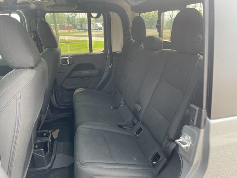 Used 2021 Jeep Gladiator Overland AWD/4WD image 13