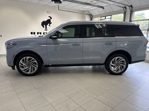 Used 2025 Lincoln Navigator Reserve AWD/4WD image 4