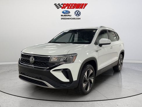 Certified 2024 Volkswagen Taos SE w/ Panoramic Sunroof Package AWD/4WD image 12