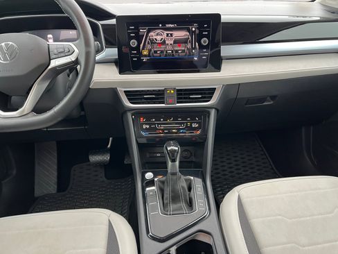 Certified 2025 Volkswagen Taos SE image 10