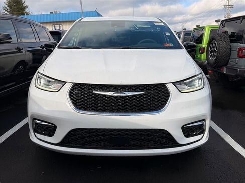 New 2026 Chrysler Pacifica Select image 3