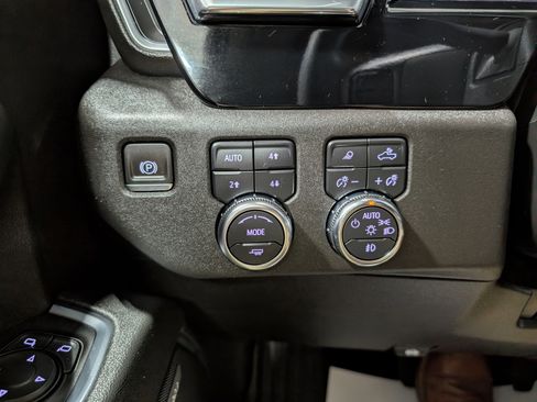 Used 2024 GMC Sierra 3500 SLT w/ SLT Convenience Package image 22