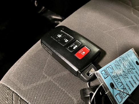 Used 2018 Toyota Tacoma TRD Off-Road w/ Technology Package image 15