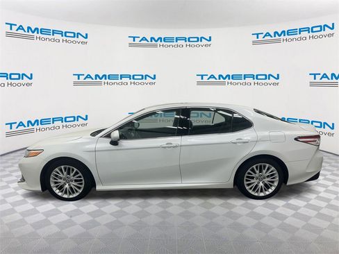 Used 2018 Toyota Camry XLE image 2