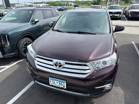 Used 2011 Toyota Highlander Limited w/ Tow Pkg AWD/4WD image 3