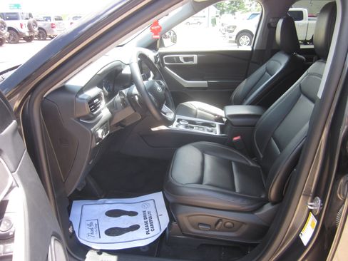 Used 2020 Ford Explorer XLT w/ Equipment Group 202A AWD/4WD image 11