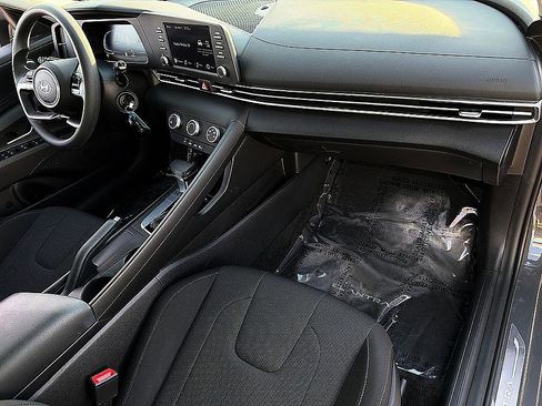 Certified 2024 Hyundai Elantra SE image 18