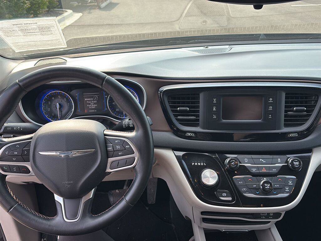 Used 2017 Chrysler Pacifica Touring-L FWD image 13