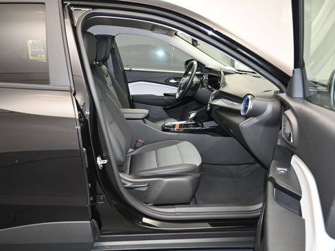 Certified 2025 Chevrolet Trax LT w/ LT Convenience Package FWD image 26