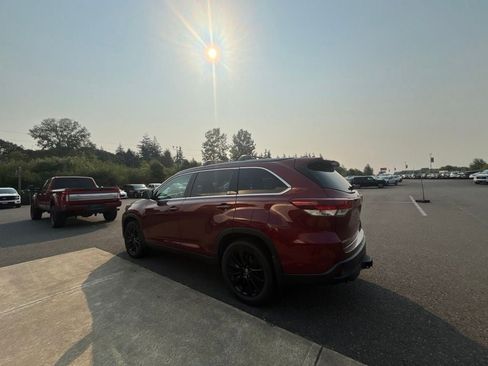 Used 2019 Toyota Highlander SE AWD/4WD image 3