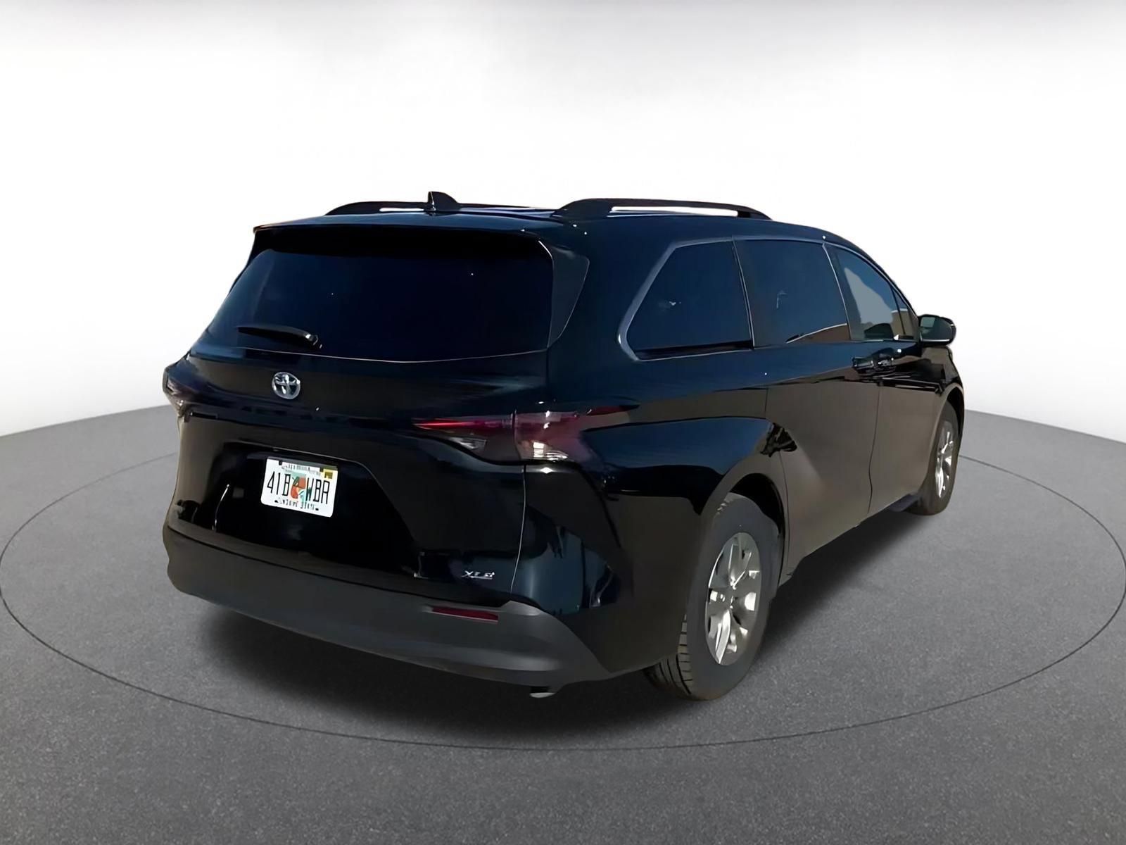 Used 2025 Toyota Sienna XLE FWD image 14