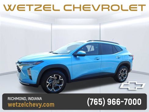 Used 2025 Chevrolet Trax LT FWD image 7