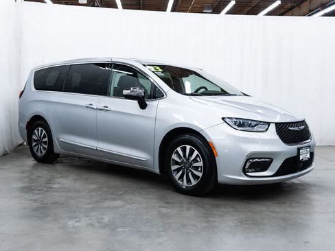 Used 2023 Chrysler Pacifica Limited FWD image 1