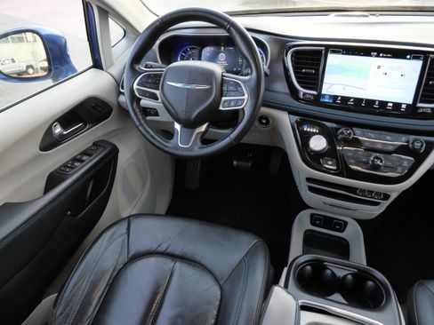 Used 2021 Chrysler Pacifica Touring-L image 9