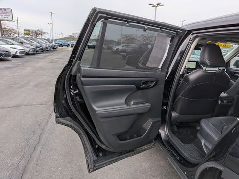 Certified 2023 Toyota Highlander XLE image 24