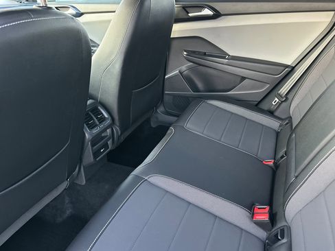 Certified 2022 Volkswagen Taos SE image 12