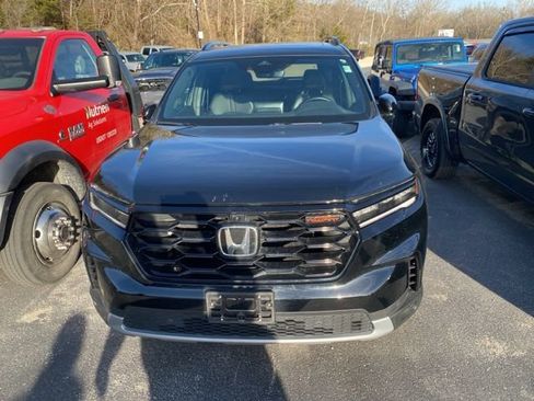 Used 2025 Honda Pilot TrailSport image 3