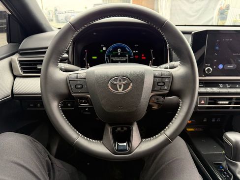 Used 2025 Toyota Camry SE w/ Convenience Package FWD image 6