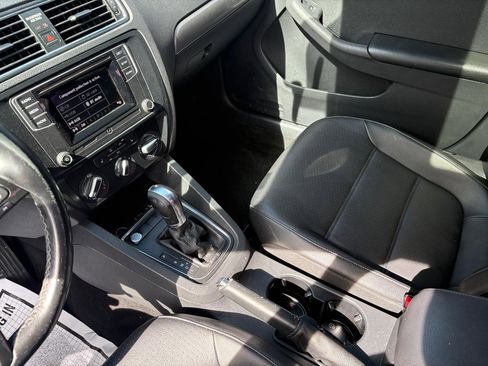 Used 2017 Volkswagen Jetta SE image 8