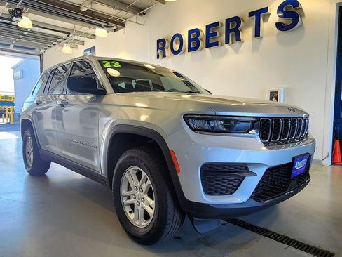 Used 2023 Jeep Grand Cherokee Laredo AWD/4WD image 2