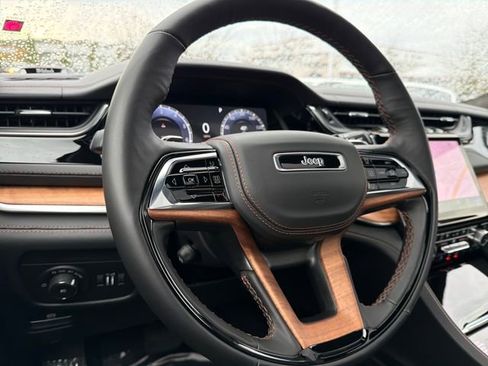 New 2025 Jeep Grand Cherokee Summit image 12