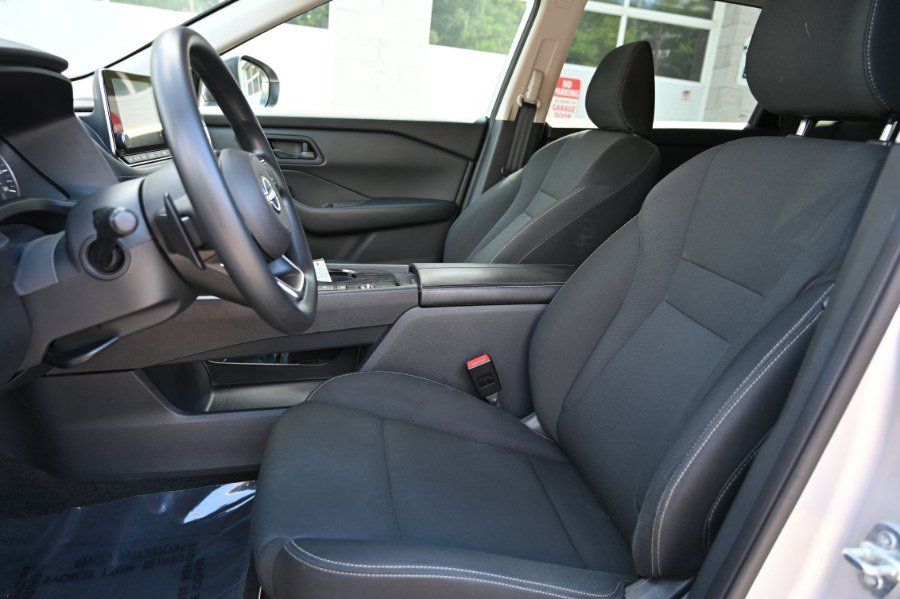 Used 2024 Nissan Rogue S FWD image 14