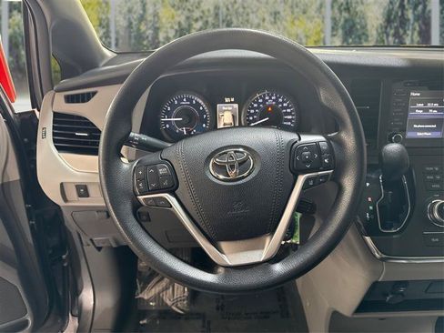 Used 2018 Toyota Sienna LE FWD image 18