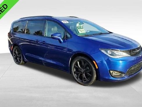 Used 2019 Chrysler Pacifica Limited w/ S Appearance Package image 3