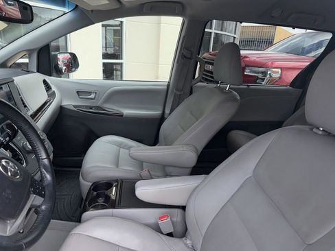 Used 2015 Toyota Sienna XLE w/ XLE Navigation Package image 2