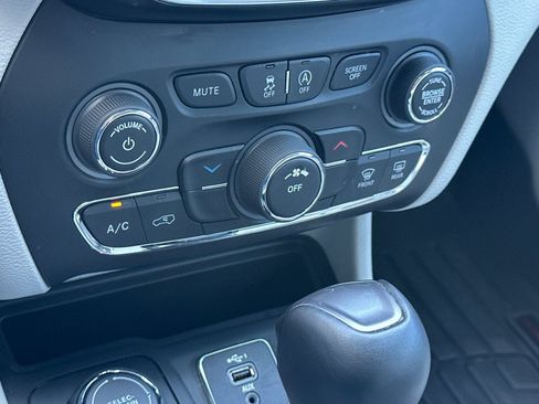 Used 2021 Jeep Cherokee Latitude Plus AWD/4WD image 20