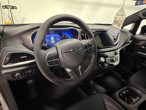 Used 2026 Chrysler Pacifica Select FWD image 26