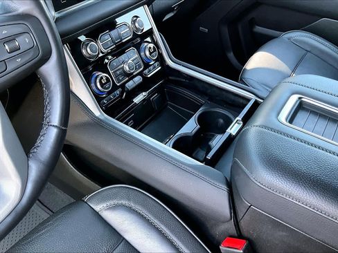 Used 2024 GMC Yukon Denali w/ Advanced Technology Package AWD/4WD image 17