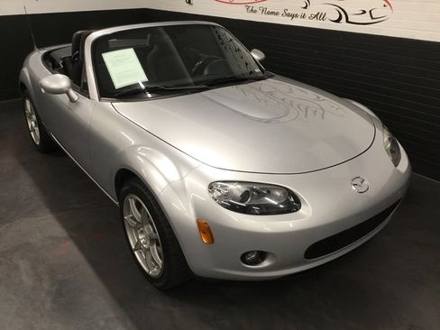 Used 2006 MAZDA MX-5 Miata Touring image 2