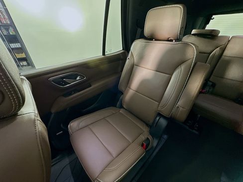 Used 2024 Chevrolet Tahoe High Country AWD/4WD image 12