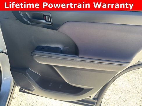 Used 2023 Toyota Highlander LE image 19