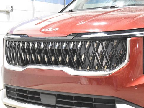 Used 2025 Kia Carnival FWD image 34