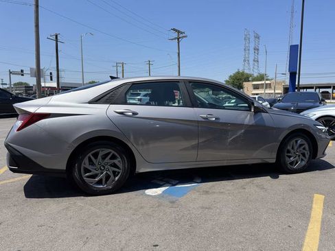 Used 2025 Hyundai Elantra Hybrid FWD image 4
