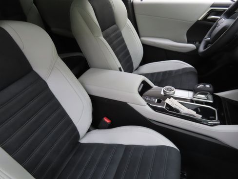 New 2025 Mitsubishi Outlander SE image 25