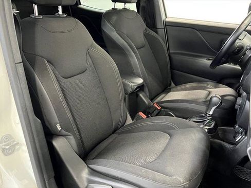 Certified 2022 Jeep Renegade Altitude w/ Sun/Sound Group image 10