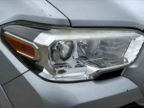 Used 2020 Toyota Tacoma SR5 w/ SR5 Appearance Package (SM) image 27