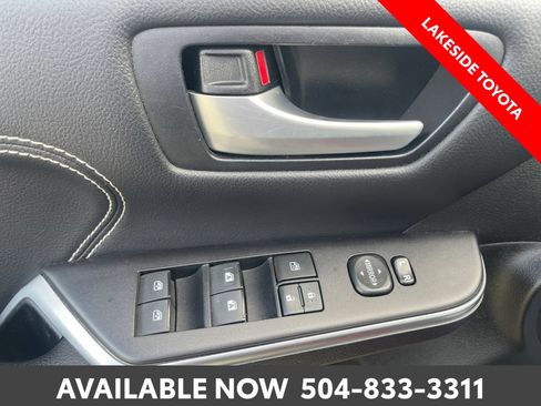 Used 2017 Toyota Camry XLE w/ Moonroof Package FWD image 23