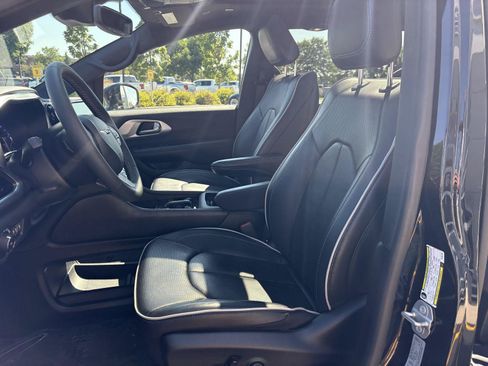 Used 2026 Chrysler Pacifica Limited FWD image 16
