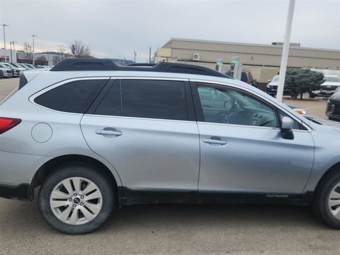 Used 2017 Subaru Outback 2.5i Premium image 3