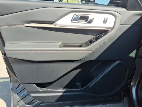 Used 2026 Ford Explorer Active RWD image 12