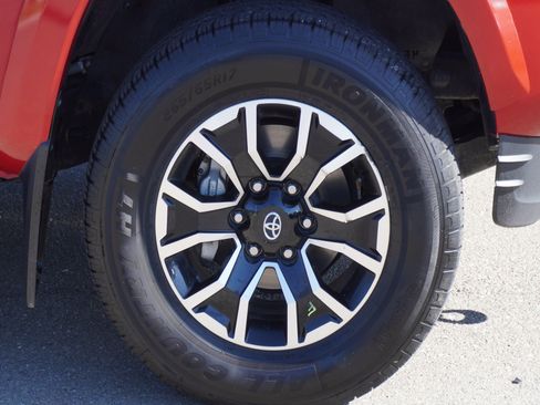 Used 2021 Toyota Tacoma TRD Sport w/ TRD Premium Sport Package AWD/4WD image 5