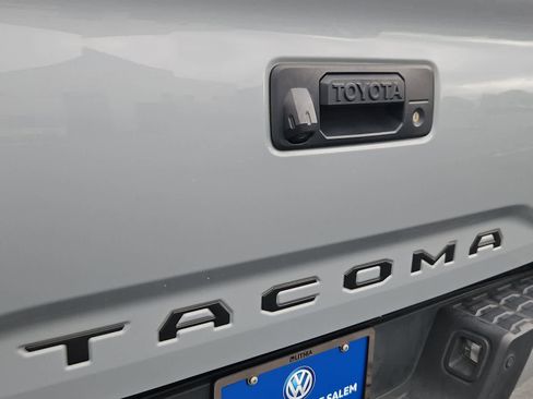 Used 2018 Toyota Tacoma Limited AWD/4WD image 12