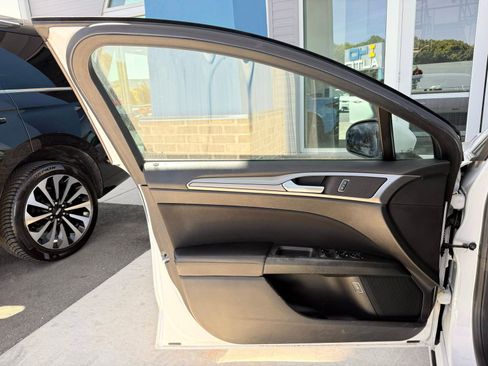 Used 2019 Ford Fusion SE FWD image 10
