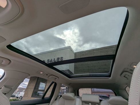 Used 2025 Volvo V60 B5 Cross Country Plus image 37